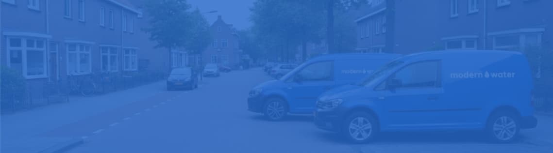 Moderne water servicewagens in woonwijk